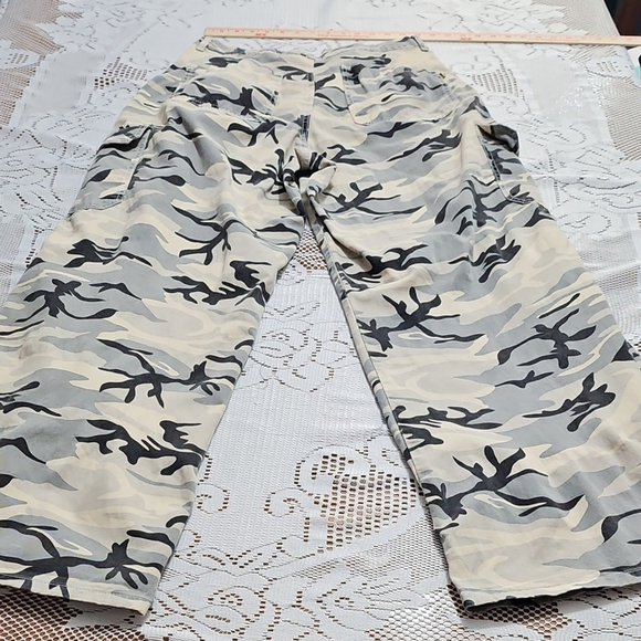 Vibrant Gray and Black Cargo Pants Winter/Neutral Camouflage - Picture 6 of 8